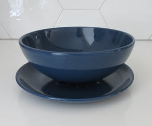 Ditmar Urbach - Art deco donkerblauwe aardewerken fruittest met onderbord kopen? Bied vanaf 32!