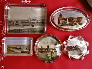 Curiosa - 6 antieke presse-papiers met voorstellingen kopen? Bied vanaf 1!