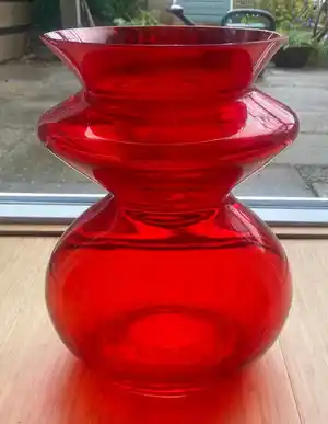 Niet of onleesbaar gesigneerd - Rode XL vintage glazen vaas verkocht voor € 1!
