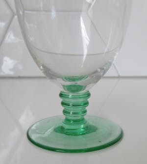 Niet of onleesbaar gesigneerd - Vier Belgische art deco glaasjes met Anna groene stok en voet kopen? Bied vanaf 10!