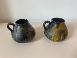 Niet of onleesbaar gesigneerd - Twee aardewerken oorvaasjes voorzien van test glazuur kopen? Bied vanaf 1!