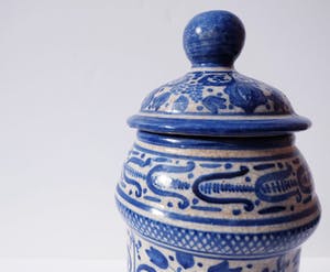 Niet of onleesbaar gesigneerd - Dekselvaas van blauw en wit aardewerk kopen? Bied vanaf 1!