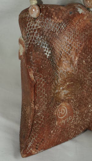 Heidi Daamen - Beeldje van keramiek , “2 Mensjes in een draagzak“ - gesigneerd - 1970 kopen? Bied vanaf 1!