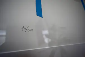 Klaas Gubbels - Litho - Rode kan op blauwe tafel Nr.94 - Geheel nieuw ingelijst kopen? Bied vanaf 550!