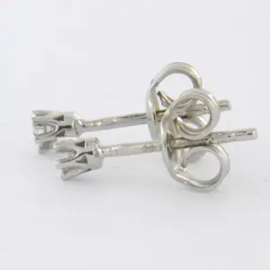 18k wit gouden solitair oorknoppen bezet met briljant geslepen diamant kopen? Bied vanaf 195!