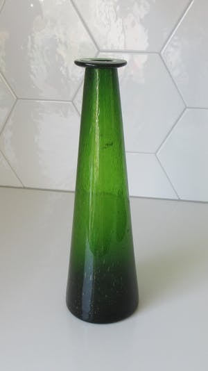 Kosta Boda - Grote groene glazen flesvaas met luchtbellen - Erik Hoglund kopen? Bied vanaf 30!