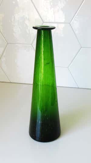 Kosta Boda - Grote groene glazen flesvaas met luchtbellen - Erik Hoglund verkocht voor € 30!