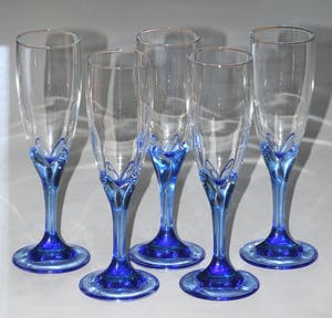 Niet of onleesbaar gesigneerd - 11 Zeldzame vintage saffierblauwe Franse tulp champagneglazen & wijnglazen kopen? Bied vanaf 1!