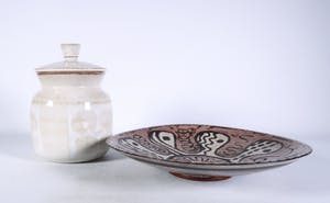 Dirk Hubers - Aardewerk, Dekselpot en schaal op voet kopen? Bied vanaf 80!