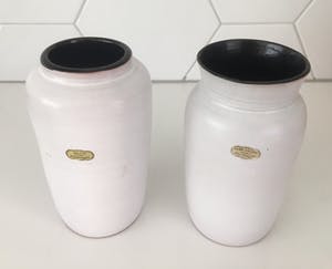 Niet of onleesbaar gesigneerd - Twee witte aardewerk vaasjes Delfos Zoeterwoude kopen? Bied vanaf 1!