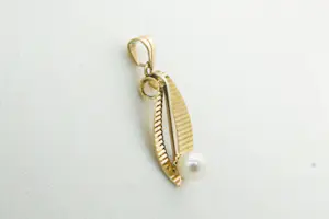 64 - Chique 18 Krt bicolor gouden hanger versierd met parel kopen? Bied vanaf 80!