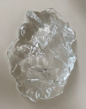 Jolanda Prinsen - Zware glazen schaal met een decor van schelpen en kokkels kopen? Bied vanaf 50!