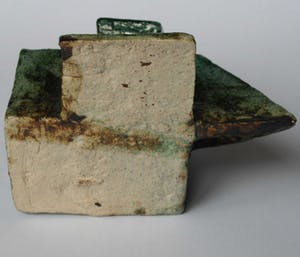 Niet of onleesbaar gesigneerd - kubistisch aardewerk object - niet gesigneerd kopen? Bied vanaf 1!