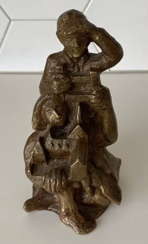 Niet of onleesbaar gesigneerd - Bronzen beeld man op ladder en een vrouw die een kerkcomplex omarmt? kopen? Bied vanaf 1!