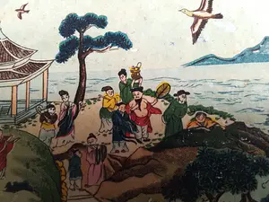 Niet of onleesbaar gesigneerd - Fraai hand beschilderd Japans dienblad met miniatuur personages kopen? Bied vanaf 1!