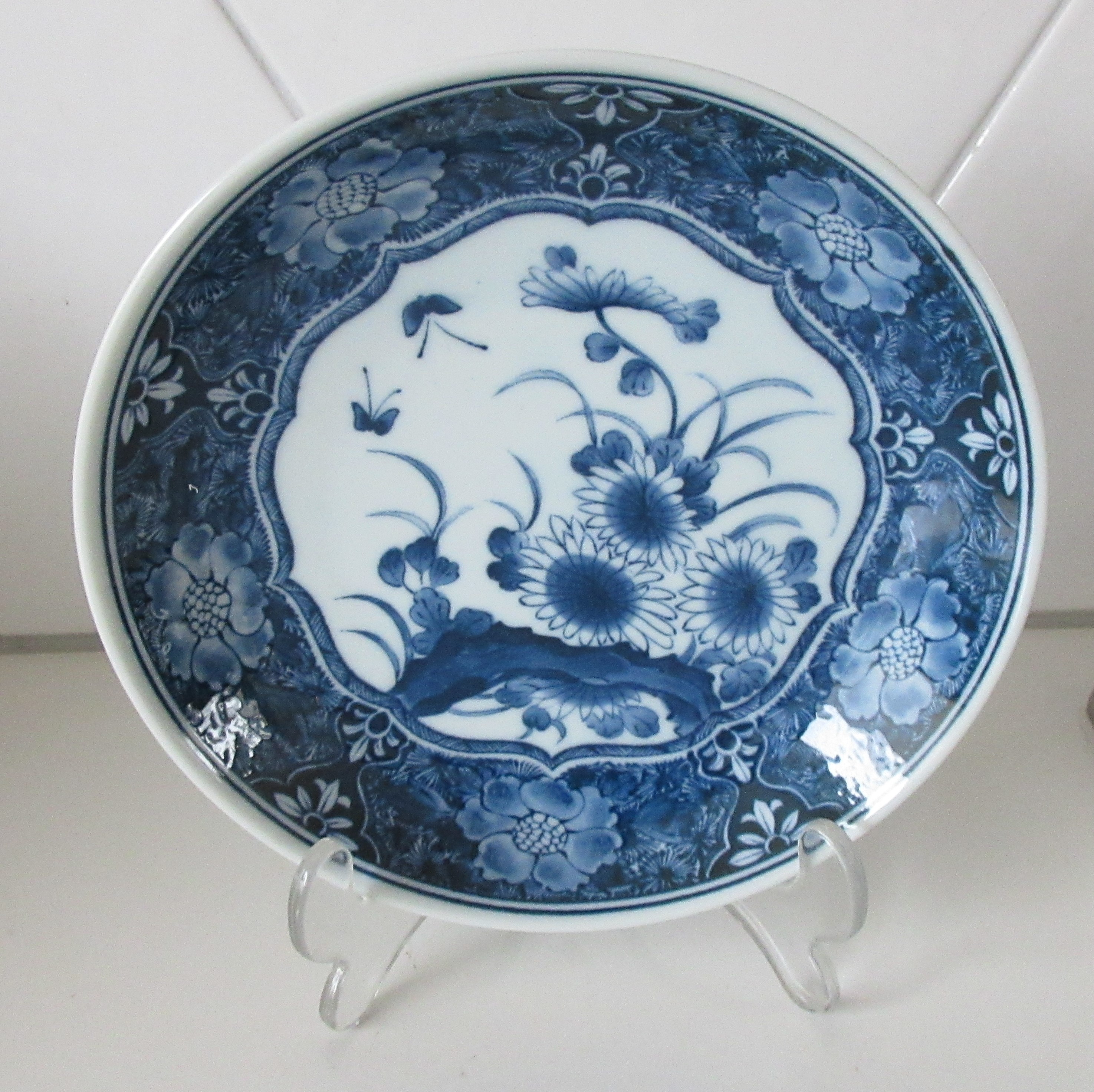 Niet of onleesbaar gesigneerd - Twee 20e eeuwse blauw witte hand beschilderde Chinese Porseleinen Bordjes kopen? Bied vanaf 1!