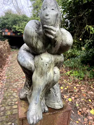 Bart van Hoek - prachtig en vrolijk beeld van zittende vrouw kopen? Bied vanaf 300!