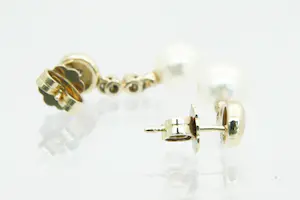 13 - Elegant paar 14krt geel- gouden oorstekers met diamantjes en parels kopen? Bied vanaf 310!