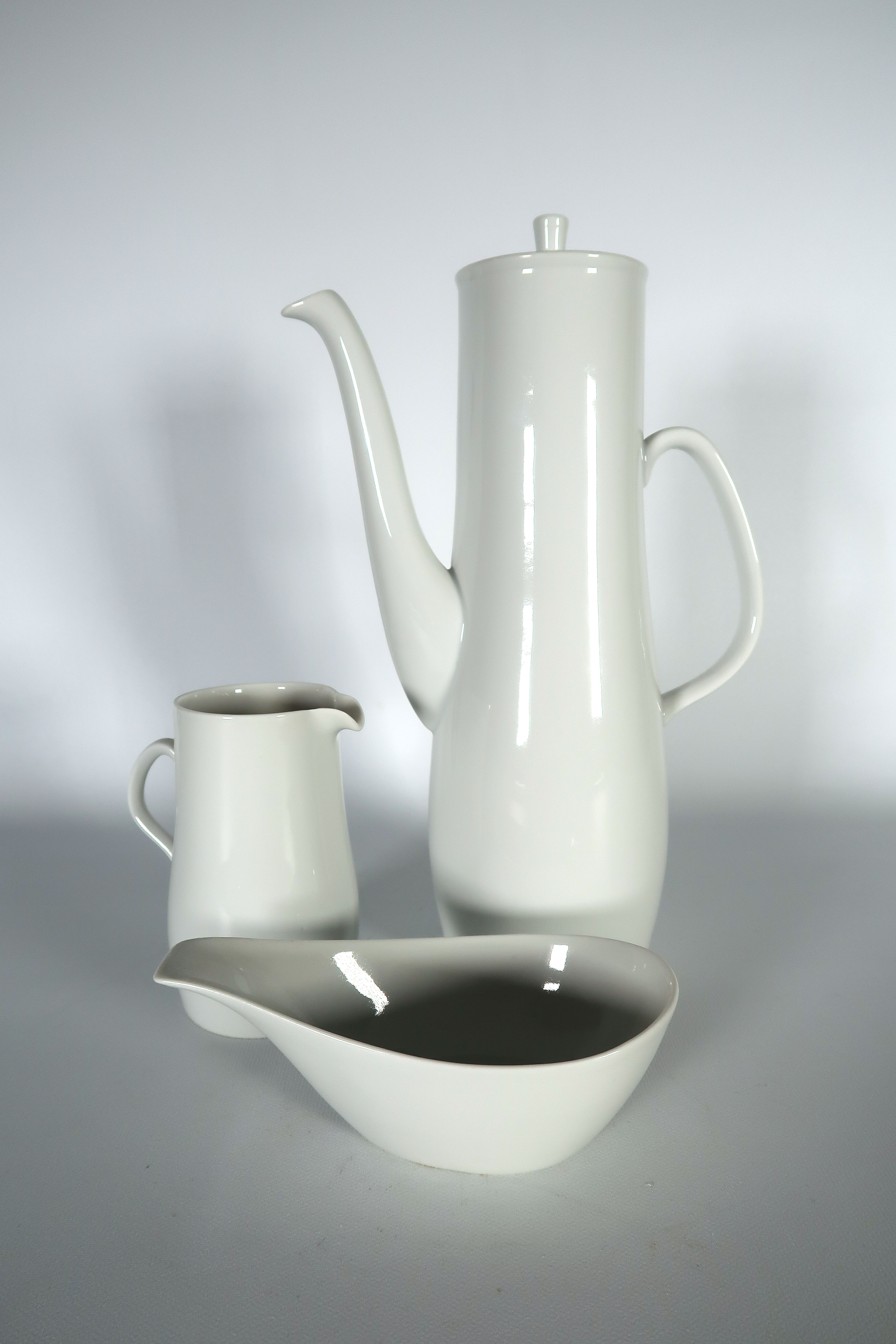 N.V. Porselein- en Tegelfabriek Mosa - Porselein, Koffiepot met roomstel ''Noblesse'' verkocht voor € 15!