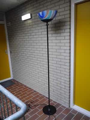 Niet of onleesbaar gesigneerd - fraaie lamp van italiaans design verkocht voor € 1!