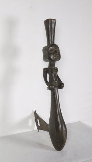 Luba - Ceremoniële bijl met daarboven een knielende vrouw (hout) kopen? Bied vanaf 1!