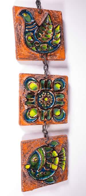 Niet of onleesbaar gesigneerd - Aardewerk, Hangobject van tegels met dieren verkocht voor € 1!