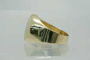 57 - Vintage zo goed als nieuwe ovalen 14krt tri-color gouden zegelring kopen? Bied vanaf 170!