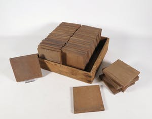 Niet of onleesbaar gesigneerd - Aardewerk, Kistje met handgebakken tegels kopen? Bied vanaf 1!