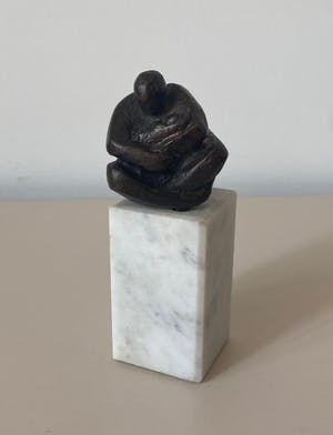 Niet of onleesbaar gesigneerd - Bronzen beeldje moeder met baby - gesigneerd kopen? Bied vanaf 1!
