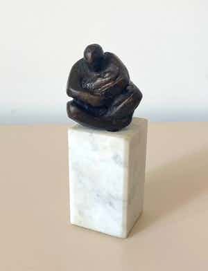 Niet of onleesbaar gesigneerd - Bronzen beeldje moeder met baby - gesigneerd verkocht voor € 1!