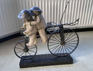 Dick Versluis - 2 figuren op fiets kopen? Bied vanaf 75!
