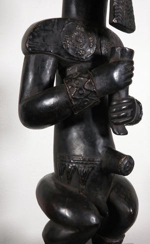 Fang Ntumu - Hout en koper, Zittend mannenfiguur kopen? Bied vanaf 1!