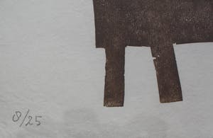 Klaas Gubbels - ingelijste houtdruk: tafel met kan etc - 2015 (nieuwe lijst) kopen? Bied vanaf 395!