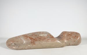 Niet of onleesbaar gesigneerd - Groot langgerekt liggend figuur van natuursteen kopen? Bied vanaf 1!