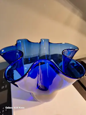 Niet of onleesbaar gesigneerd - Blauwe “zakdoek” vaas kopen? Bied vanaf 10!