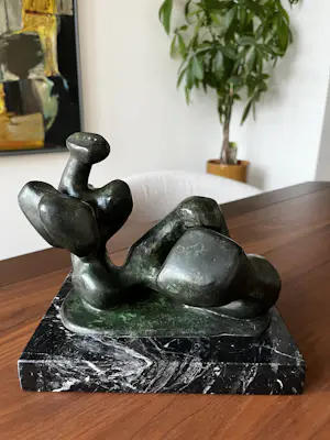 Carlos Castanedo - Bronzen sculptuur van liggend naakt figuur op marmeren sokkel kopen? Bied vanaf 250!