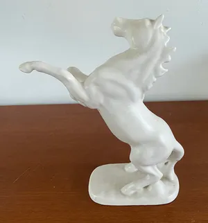 Plateelbakkerij Flora - Mat wit platelen beeld van een steigerend paard kopen? Bied vanaf 1!