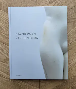 Eja Siepman van den Berg - Torsje 2021 - Brons - gesigneerd, genummerd en gedateerd -plus boek kopen? Bied vanaf 5200!