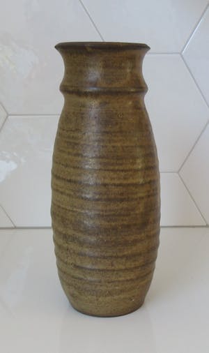 Klaas Fenne de Leeuwe - Vaas met bruin stroomglazuur kopen? Bied vanaf 1!