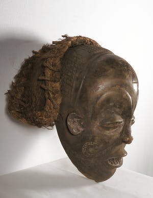 Chokwe - Gestoken initiatiemasker met scarificaties en haardracht van plantvezels kopen? Bied vanaf 1!
