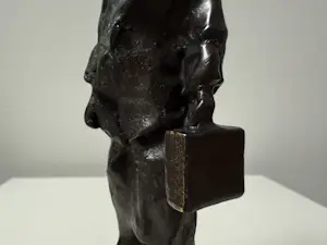 Nicolas Dings - bronzen sculptuur | 'Mobile Home' kaufen? Bieten Sie von 200!