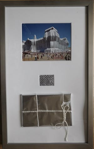 Christo - Rijksdag zeefdruk, stof en ingepakt pakketje - Gesigneerd - Ingelijst kopen? Bied vanaf 175!