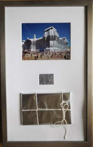 Christo - Rijksdag zeefdruk, stof en ingepakt pakketje - Gesigneerd - Ingelijst verkocht voor € 175!