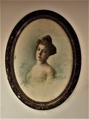 Niet of onleesbaar gesigneerd - Prachtig 19e Eeuws GROOT Medaillon Aquarel "Portret van jongedame" gesigneerd kopen? Bied vanaf 10!