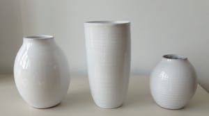 Pottenbakkerij Nagtegaal - Drie witte aardewerk vazen kopen? Bied vanaf 30!