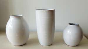 Pottenbakkerij Nagtegaal - Drie witte aardewerk vazen verkocht voor € 30!