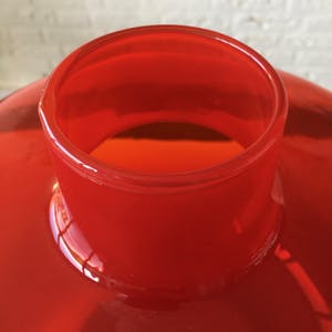 Willem Rozendaal - Helderrode vaas van groot volume kopen? Bied vanaf 75!