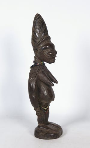 Yoruba - Vrouwelijke Ibedji / Tweelingbeeld met kralen om hals en middel kopen? Bied vanaf 1!