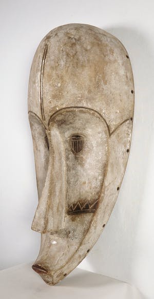 Fang - Groot wit beschilderd Ngil masker met scarificaties kopen? Bied vanaf 1!