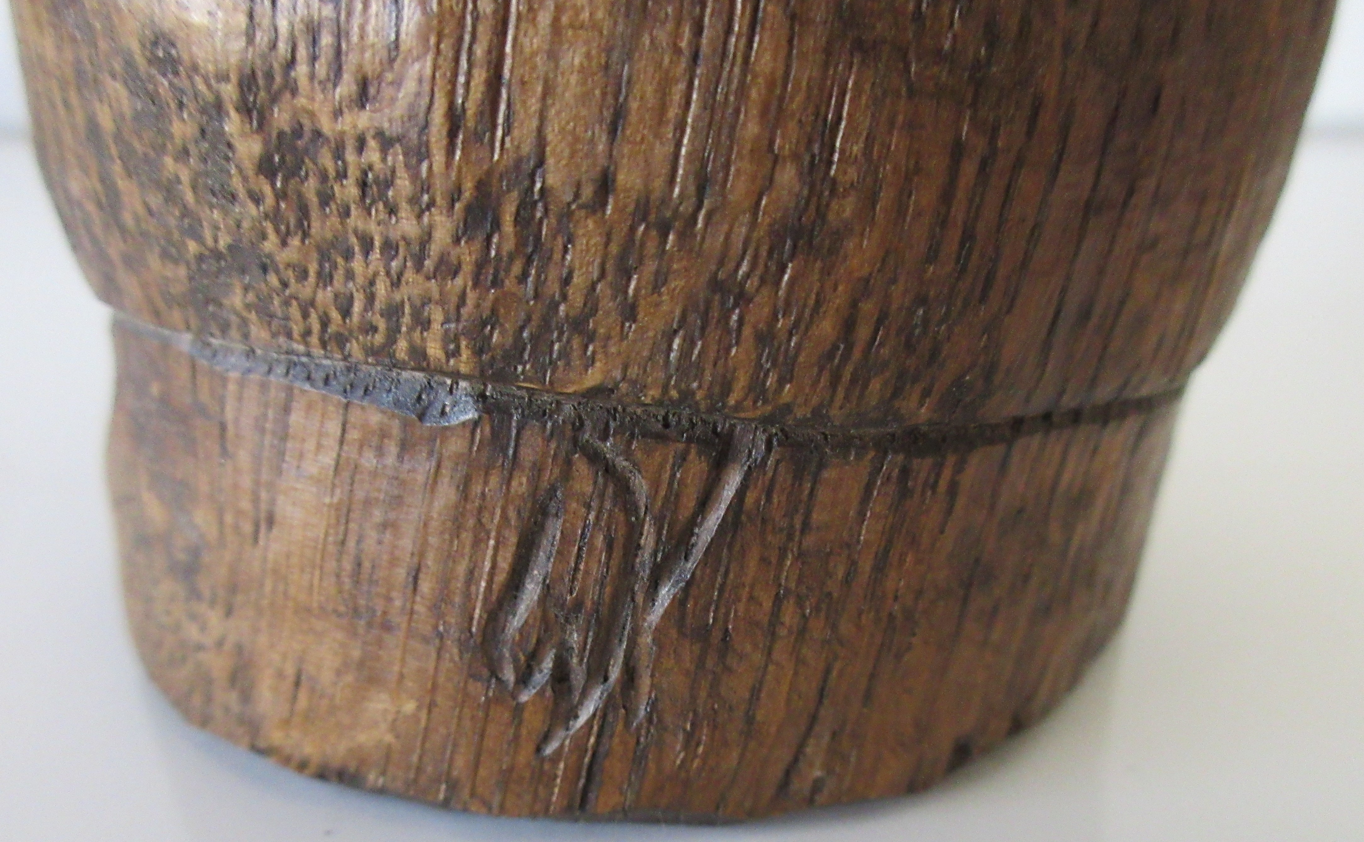 Niet of onleesbaar gesigneerd - Twee handgesneden houten Folk art figuurtjes  kopen? Bied vanaf 1!